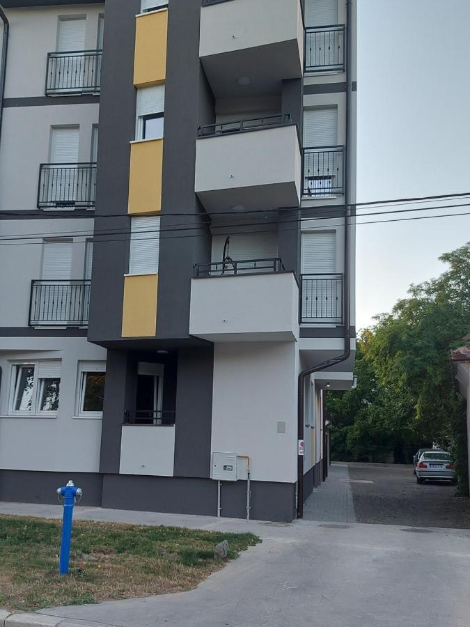 # Espresso 2 Apartman Sa Garazom สเรมสกา มิโตรวิตซา ภายนอก รูปภาพ